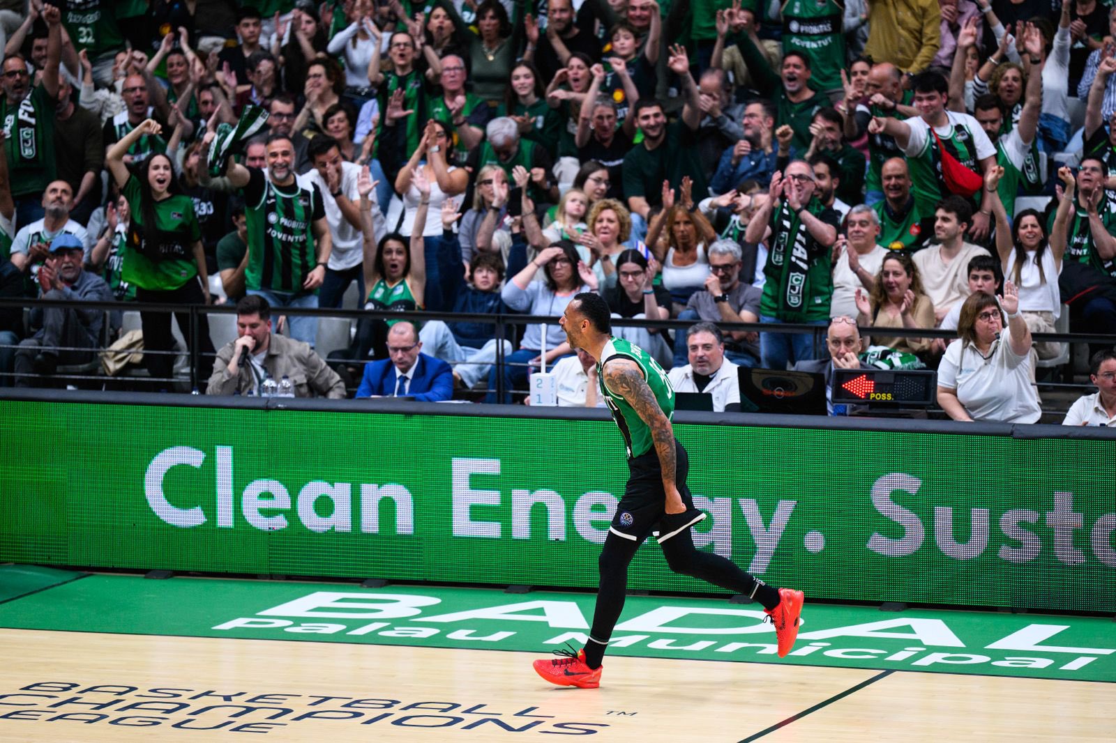 La Penya mantiene vivo el sueño europeo (88-66)