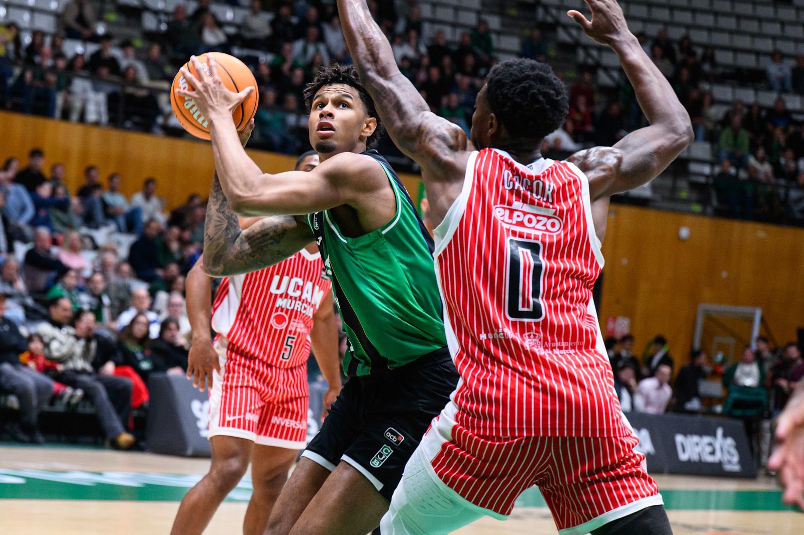 UCAM Murcia gana a una debilitada Penya (67-89)